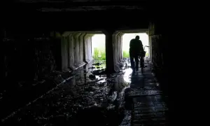 Mroczny tunel, błoto i woda. Postać z rowerem wychodzi ku światłu. Czy to początek drogi przez nawiedzone miejsca w Polsce?