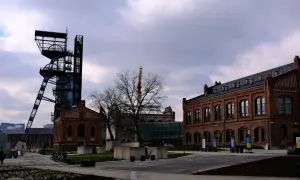 Industrialny krajobraz Katowic, wieża szybu kopalnianego i ceglane budynki tworzą niepowtarzalny klimat. Idealne miejsce na weekend w Katowicach.