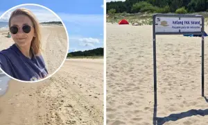 Kobieta na plaży w Niemczech, obok znak "Anfang FKK Strand", czyli początek plaży dla naturystów.