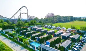 Noclegi w domkach i bańkach z widokiem na rollercoaster. Atrakcje Sarbinowa dla całej rodziny.