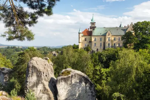 Zamek Hrubá Skála, ukryty wśród skał i zieleni, to miejsce, co warto zobaczyć w Czechach.