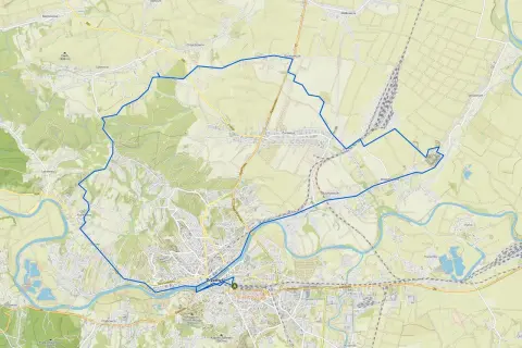 Trasa rowerowa, zaznaczona niebieskim velo, okrąża miasto Przemyśl, prowadząc przez malownicze tereny i wsie.