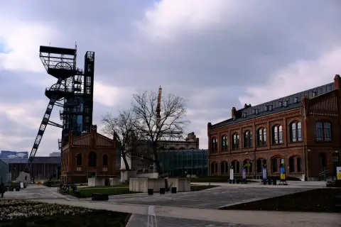 Industrialny krajobraz Katowic, wieża szybu kopalnianego i ceglane budynki tworzą niepowtarzalny klimat. Idealne miejsce na weekend w Katowicach.