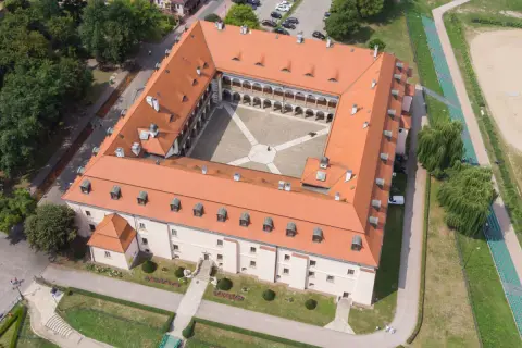 Zamek Królewski w Niepołomicach, z dziedzińcem i krużgankami, to jedna z głównych atrakcji regionu.
