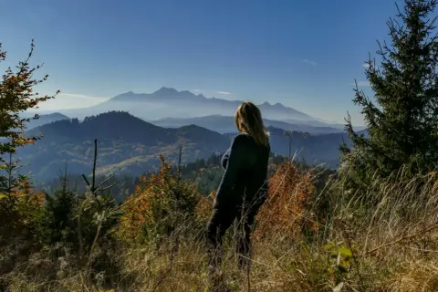 Kobieta podziwia widok na pasmo górskie Magury Spiskiej.