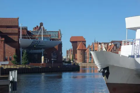 Gdańsk: Żuraw, kamieniczki i statek tworzą idealne gdańsk atrakcje na weekend.