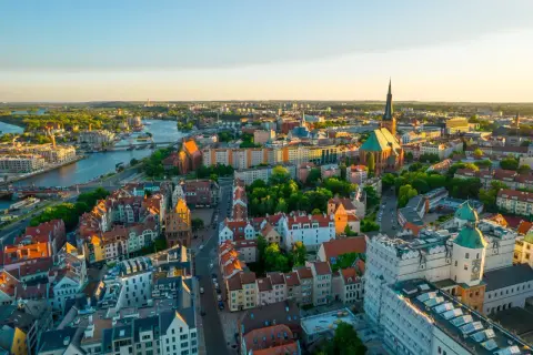 Widok na Szczecin z lotu ptaka. Rzeka, zabytkowe kamienice i kościoły – to wszystko sprawia, że warto zobaczyć w Szczecinie.
