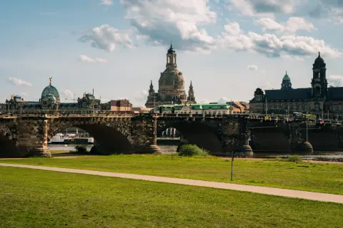 Most znany jako "Biały Cud" w Dreźnie, z widokiem na Frauenkirche i inne zabytki. Trasa spacerowa wzdłuż rzeki Łaby.
