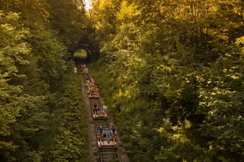 Wybierz się na weekend na Podkarpaciu i odkryj malowniczą trasę rowerową w lesie, gdzie jechać na weekend na Podkarpaciu to czysta przyjemność.