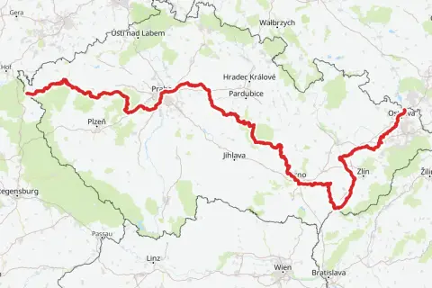 Mapa z zaznaczonymi trasami rowerowymi Czech, biegnącymi od zachodniej granicy przez Pragę, Brno aż po wschodnią część kraju.
