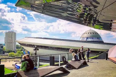 Nowoczesna architektura i widok na miasto – idealne na odkrywanie ciekawych miejsc do 50 km od Katowic.