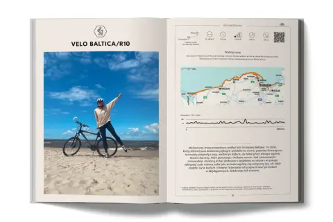 Rowerzystka na plaży z rowerem, obok mapa trasy Velo Baltica/R10. To nie są trasy rowerowe Słowacja, lecz polskie wybrzeże Bałtyku.