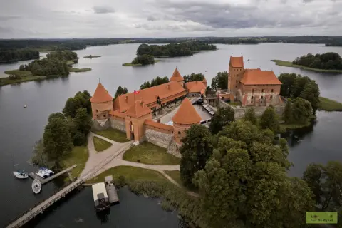 Zamek w Trokach, jedna z głównych litewskich atrakcji, otoczony wodą i zielenią.
