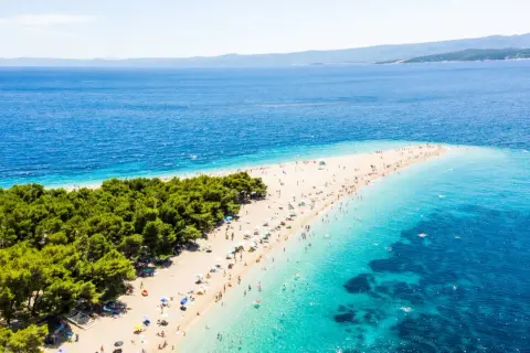 Plaże w Chorwacji zachwycają. Złoty piasek, turkusowa woda i zielone sosny tworzą idealne miejsce na wakacje.