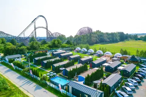Noclegi w domkach i bańkach z widokiem na rollercoaster. Atrakcje Sarbinowa dla całej rodziny.