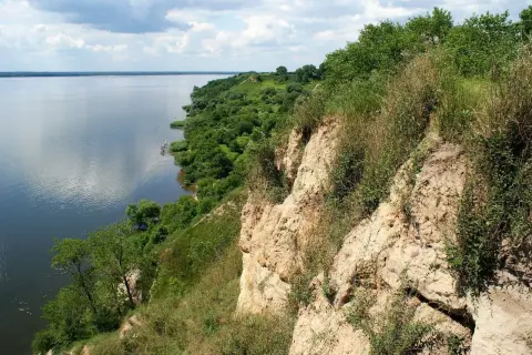Malownicze klify nad jeziorem, porośnięte zielenią. Odkryj magiczne miejsca kujawsko-pomorskie.