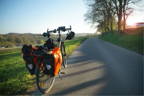 Rower z sakwami gotowy na przygodę. Czas odkrywać **Swornegacie trasy rowerowe** i malownicze krajobrazy.