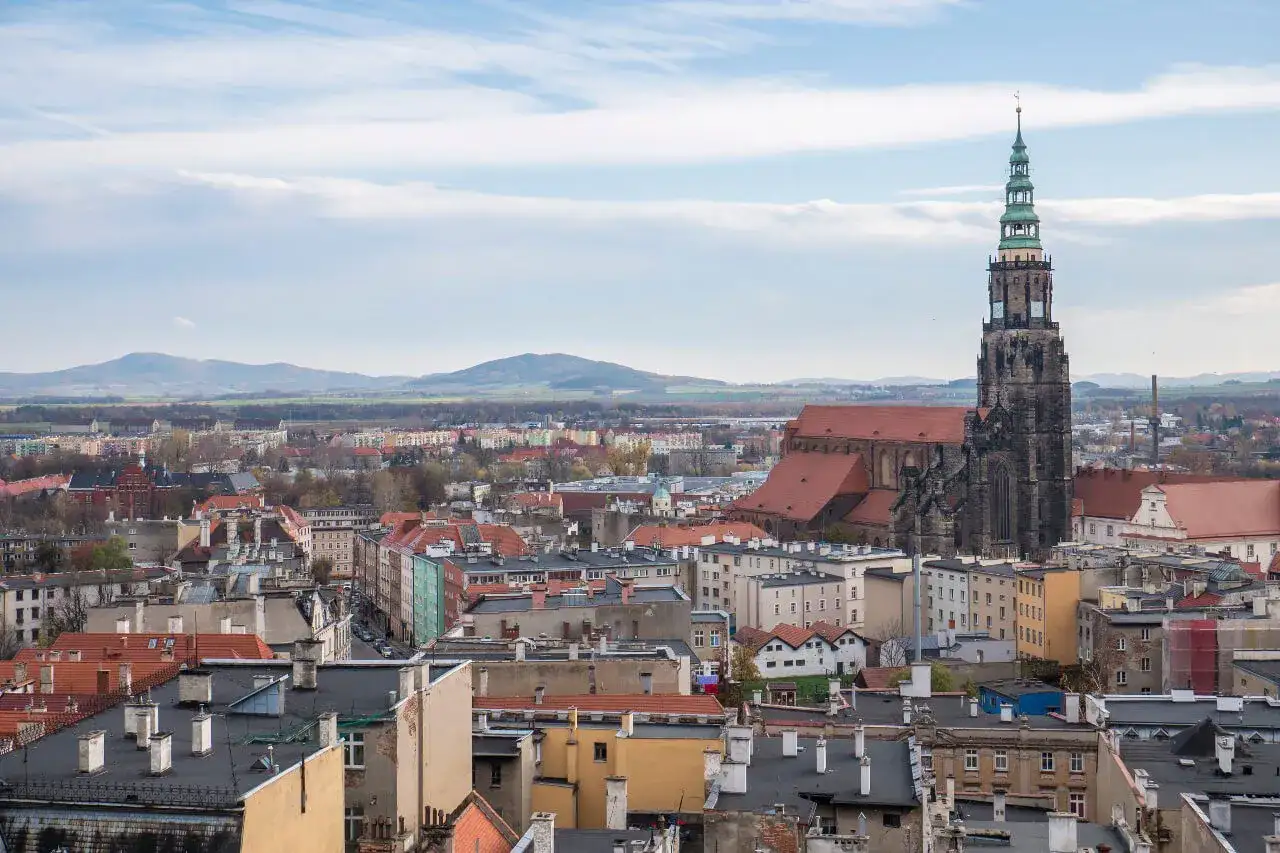 Widok na Świdnicę z dominującą wieżą katedry. Miasto oferuje wiele atrakcji, w tym zabytkową architekturę i malownicze krajobrazy.